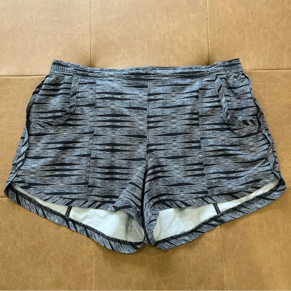Athleta Women's Shorts Black/White 3" inseam Pockets Size Medium